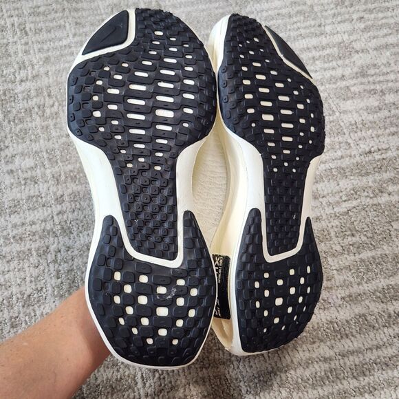 Nike women's ZoomX Invincible Run 3 white black size 10.5 DR2660-102 - Picture 12 of 14